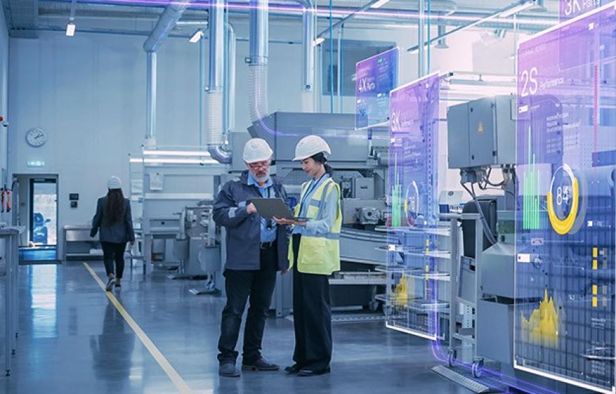 IV Vertriebscontrolling Eventbild 2 Personen überprüfen Daten in Fabrik macs Software GmbH